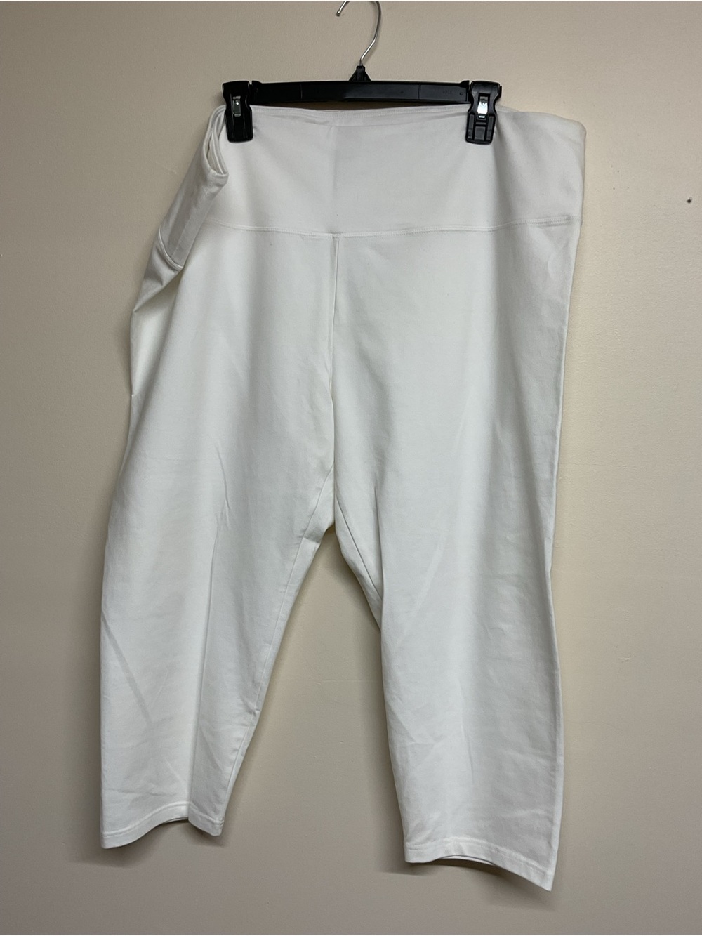 Women's White Pull-On Capri Pants